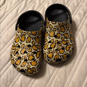 NWOT Animal Kingdom Mickey Leopard Spots Crocs